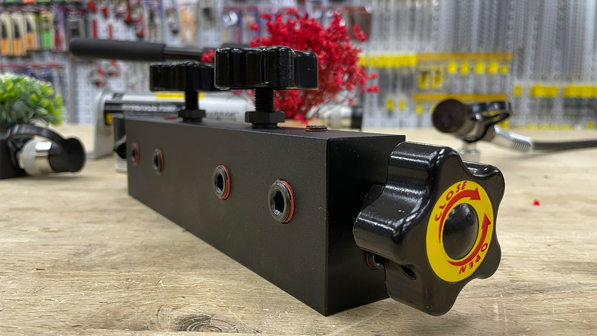 Tích hợp sẵn van tiết lưu bằng núm vặn.