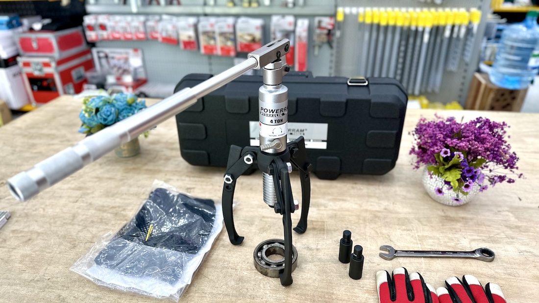 Cảo thủy lực 4 tấn Powerram PM400 có tích hợp liền bơm, với lực cảo lên đến 4 tấn và áp suất làm việc 700 bar.