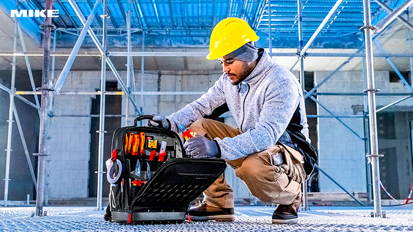 Knipex Modular X18 00 21 50 LE có hai ngăn chính, chứa thiết bị đo, laptop hoặc bảng dụng cụ tháo rời.