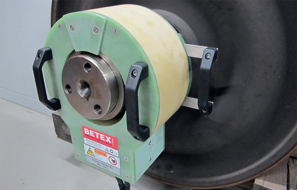 Ứng dụng cuộn cảm cố định để tháo vòng bi khỏi trục bánh xe đường sắt.